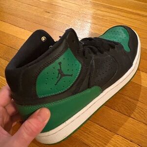 Jordan Mid-Top Sneakers in Green and Black Size 10.5